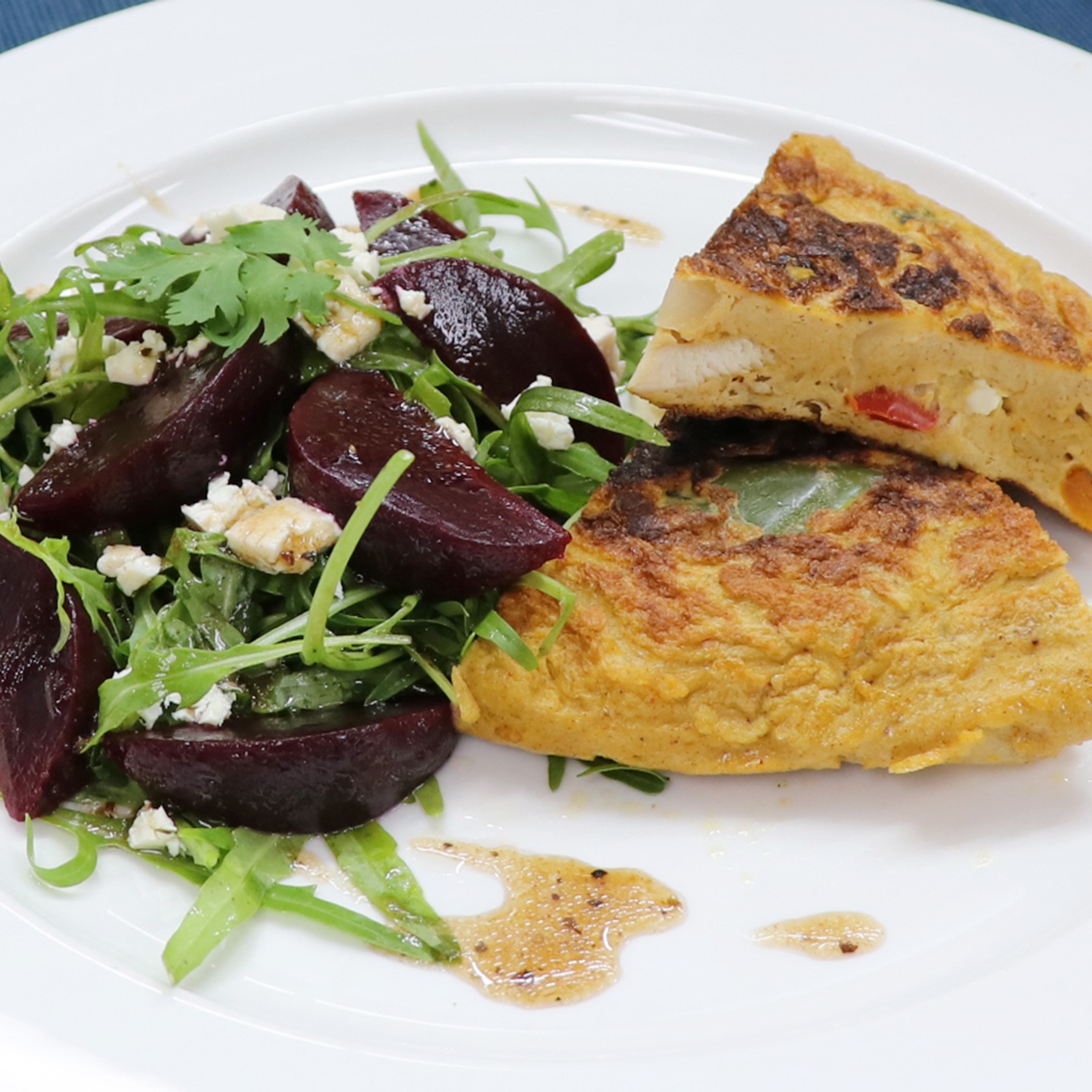 ทิกก้า ฟริททาต้า และสลัดบีทรูท ผักร็อคเก็ตป่า พร้อมน้ำสลัดบัลซามิก