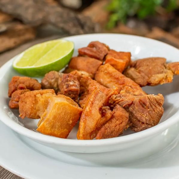 Tocino crujiente bañado en salsa